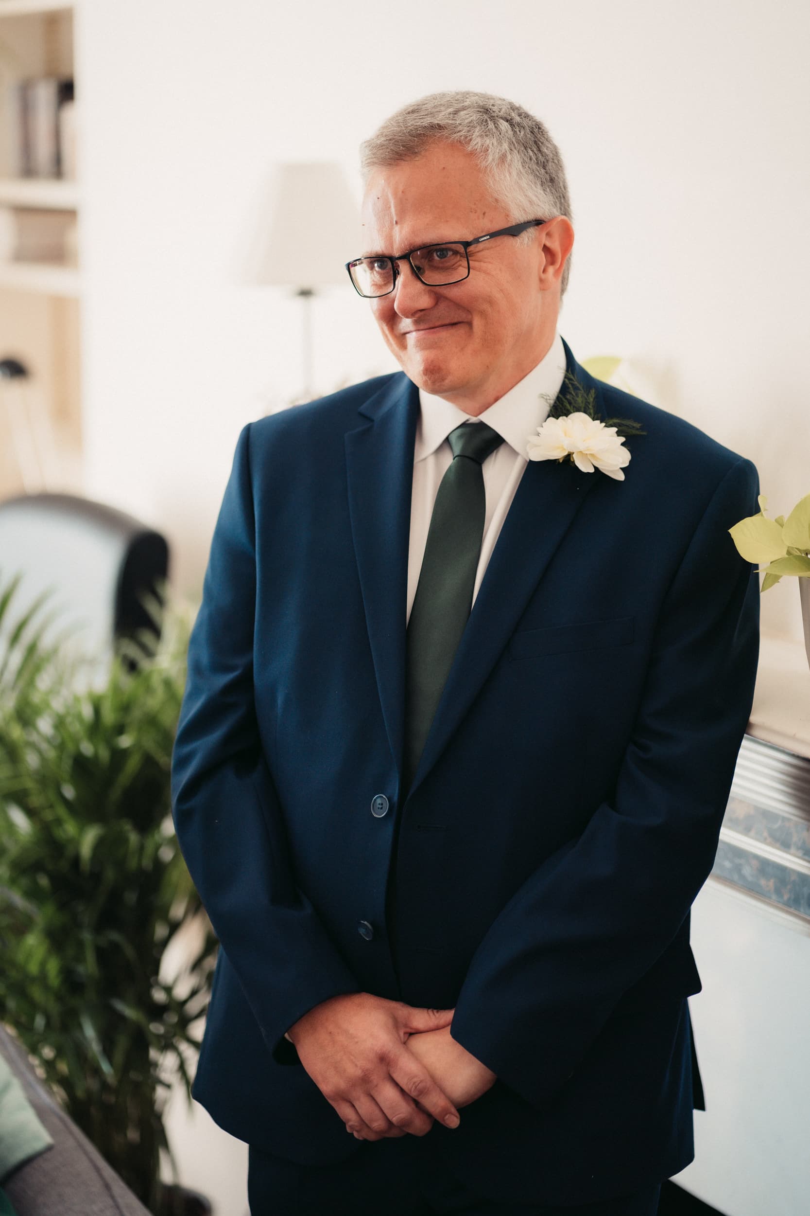 father of the bride seeing his daughter for the first time